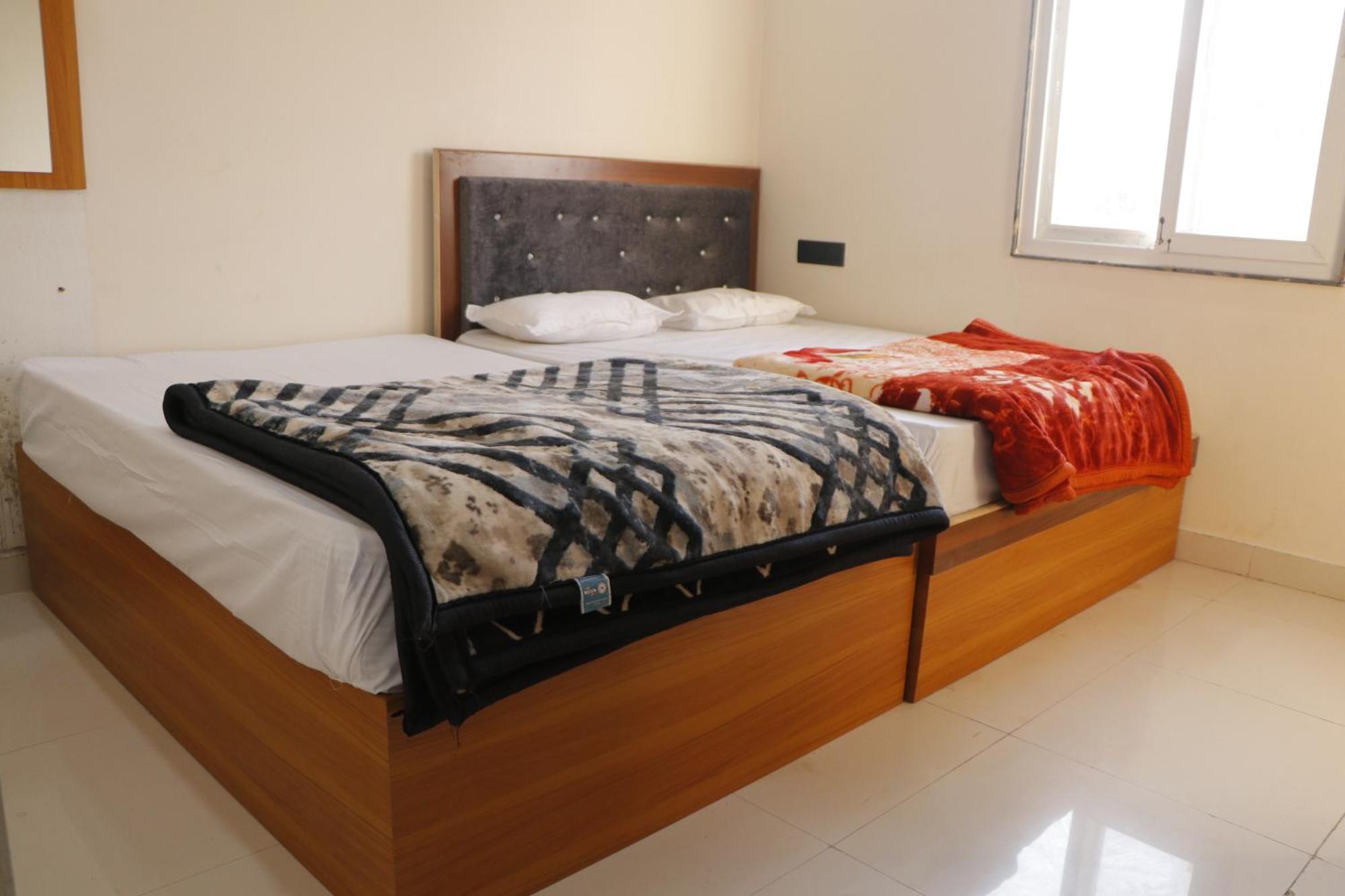 Dolphin Guest House 马图拉 外观 照片