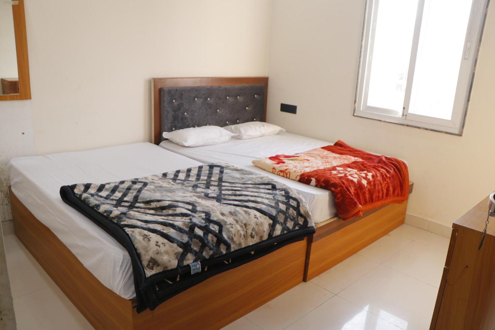 Dolphin Guest House 马图拉 外观 照片